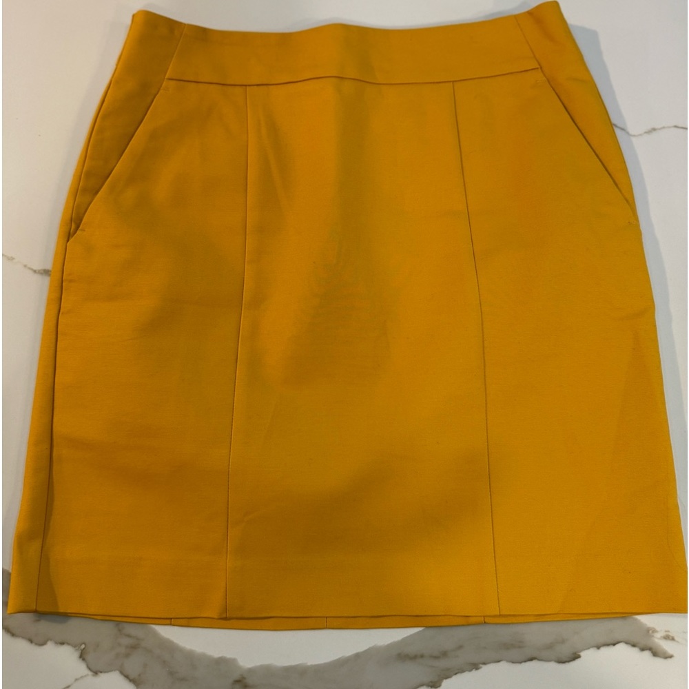 Perfect condition Ann Taylor yellow mini skirt with pockets!